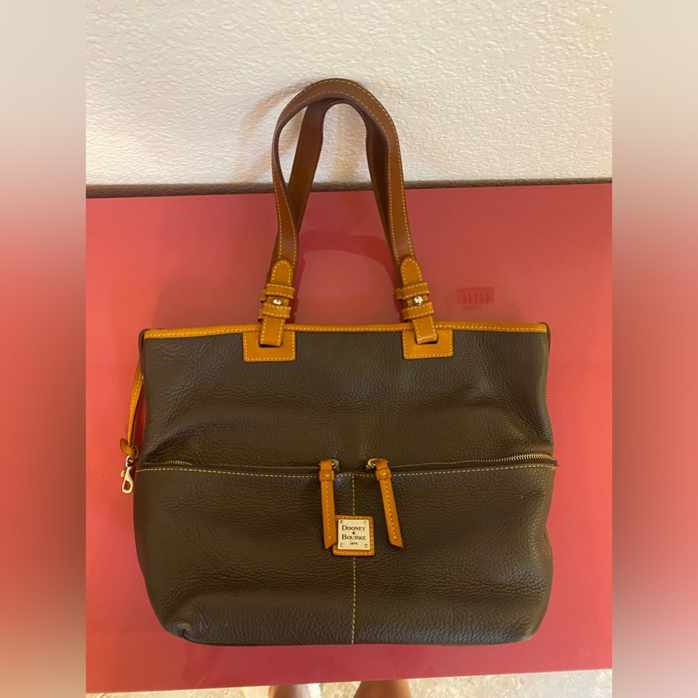 Dooney and Bourke bag. In great condition.